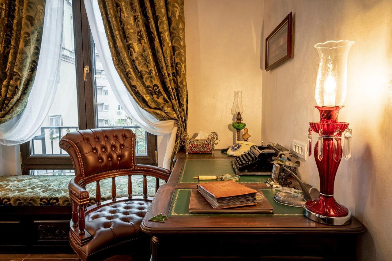 Private Museum Apartment With Antique Decor Бухарест Экстерьер фото
