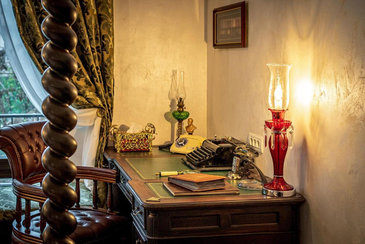 Private Museum Apartment With Antique Decor Бухарест Экстерьер фото