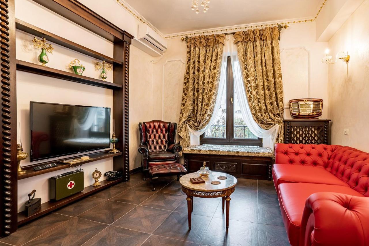 Private Museum Apartment With Antique Decor Бухарест Экстерьер фото