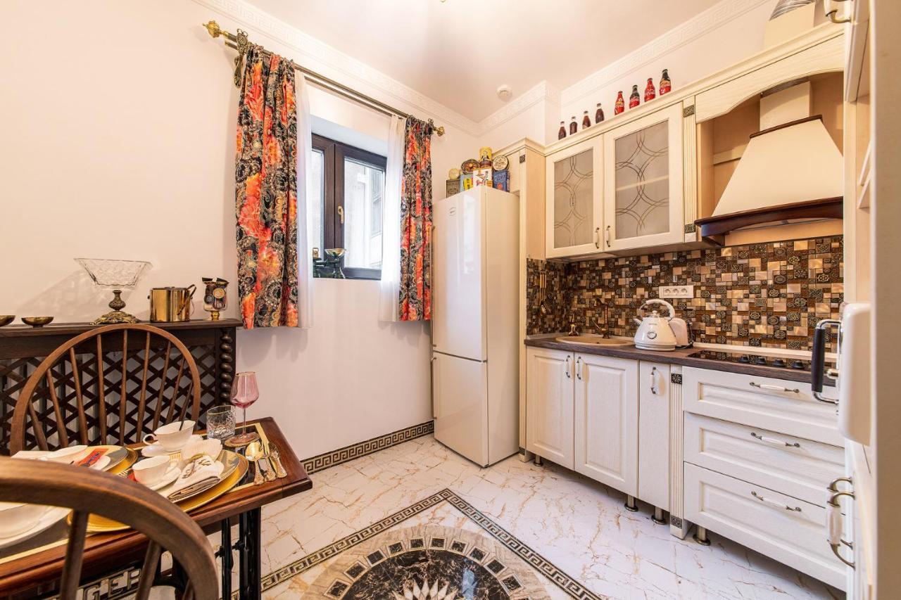 Private Museum Apartment With Antique Decor Бухарест Экстерьер фото