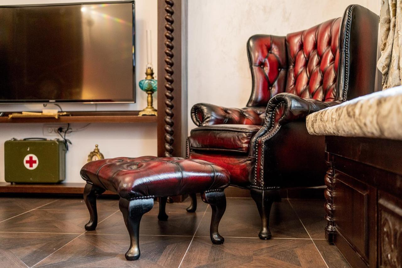 Private Museum Apartment With Antique Decor Бухарест Экстерьер фото