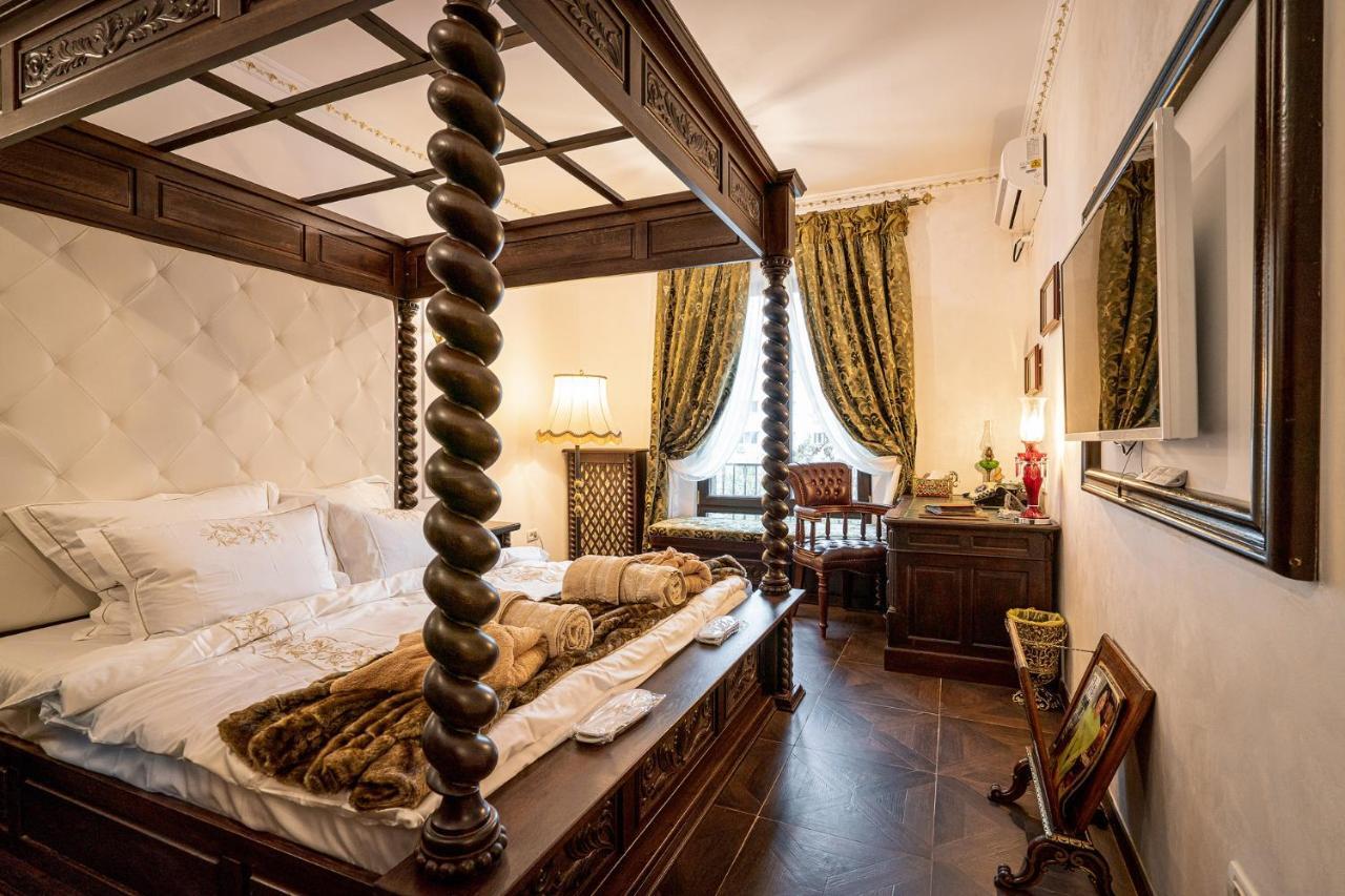 Private Museum Apartment With Antique Decor Бухарест Экстерьер фото