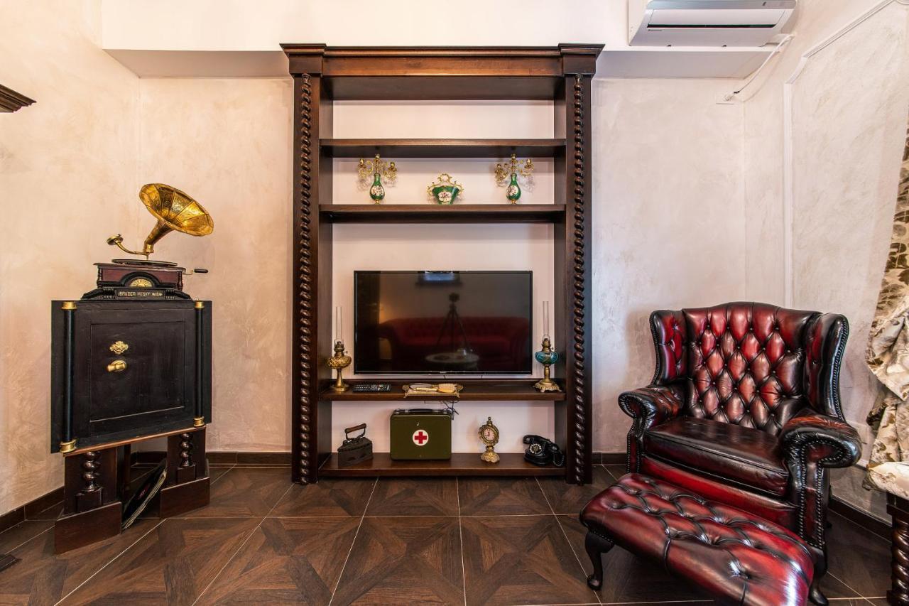 Private Museum Apartment With Antique Decor Бухарест Экстерьер фото
