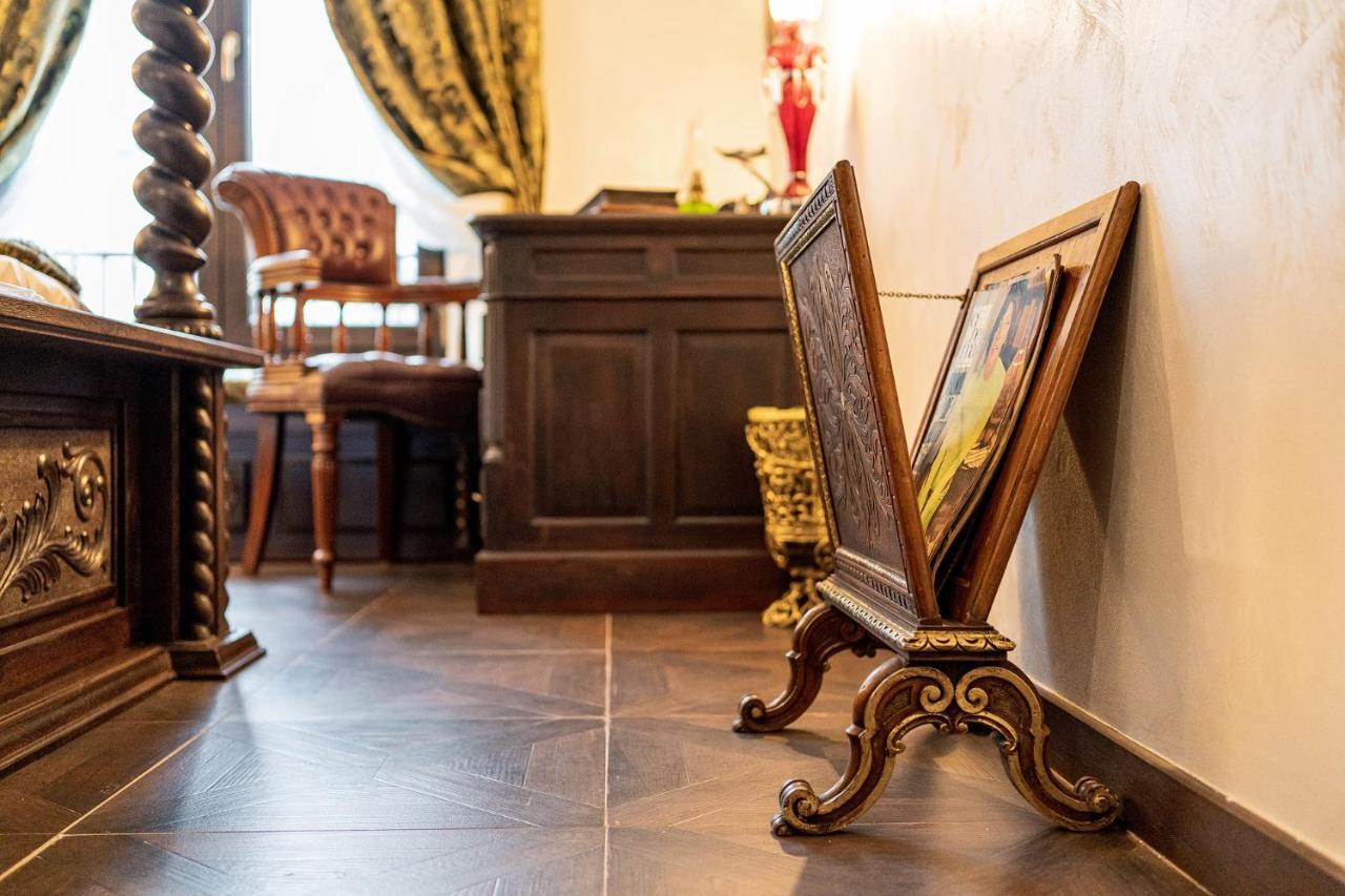 Private Museum Apartment With Antique Decor Бухарест Экстерьер фото