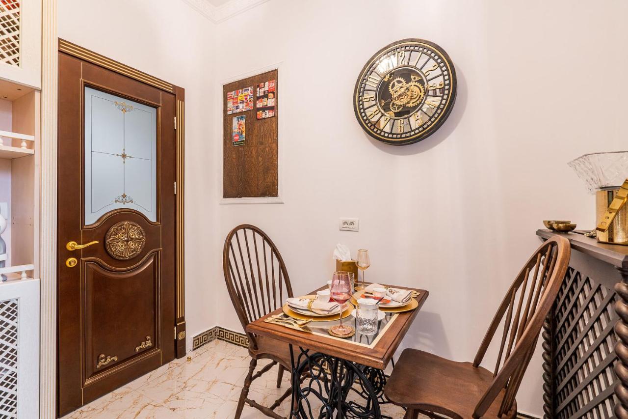 Private Museum Apartment With Antique Decor Бухарест Экстерьер фото