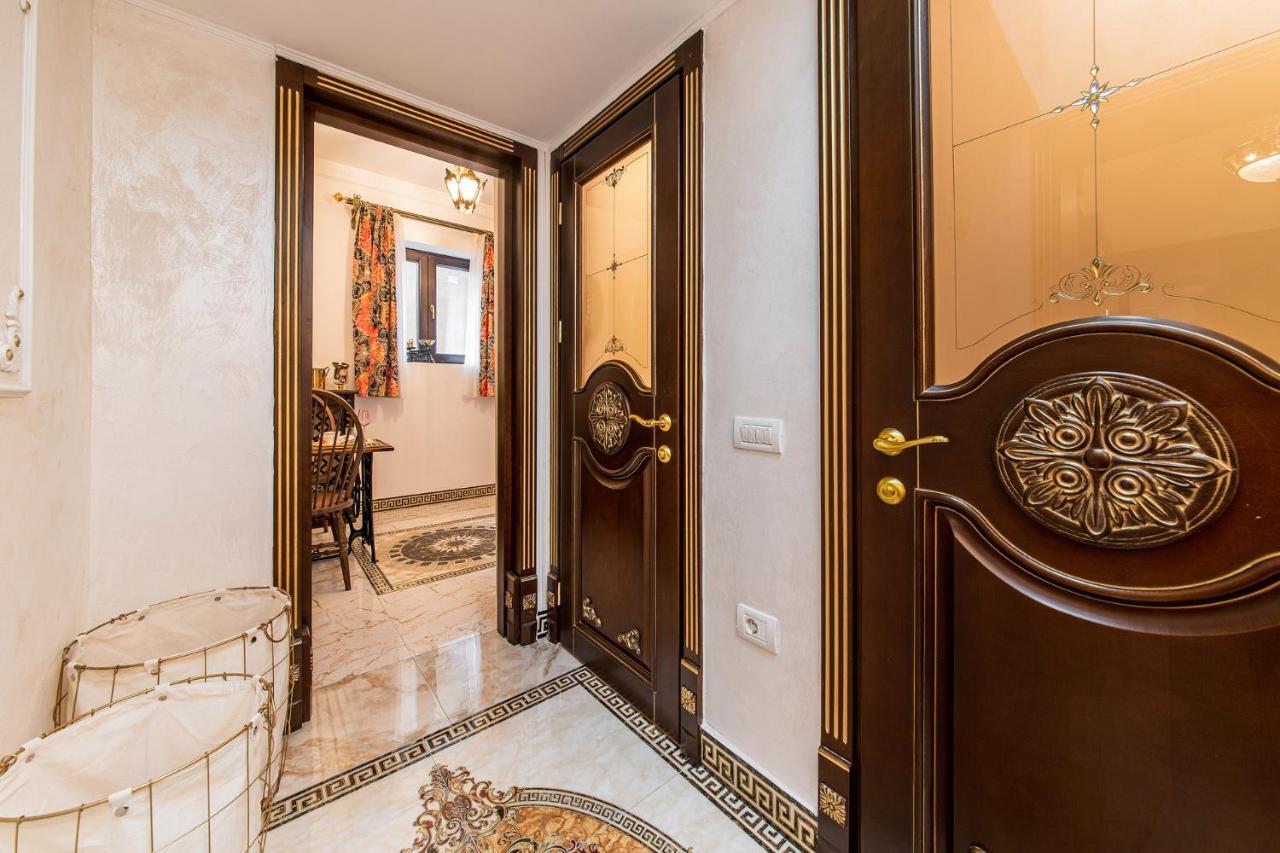 Private Museum Apartment With Antique Decor Бухарест Экстерьер фото