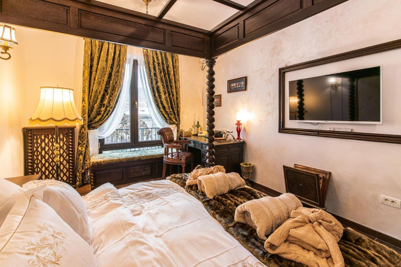 Private Museum Apartment With Antique Decor Бухарест Экстерьер фото